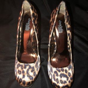 Size 6 leopard print platform pump